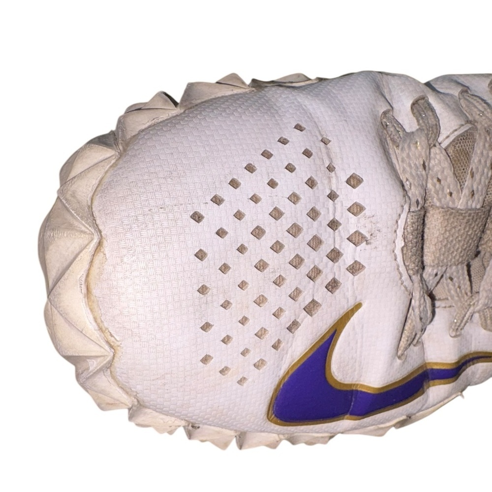 SOLD
NIKE ALPHA HUARACHE 6 ELT TF LAX LE SIZE 9 White, gold & purple shoes - Picture 12 of 15